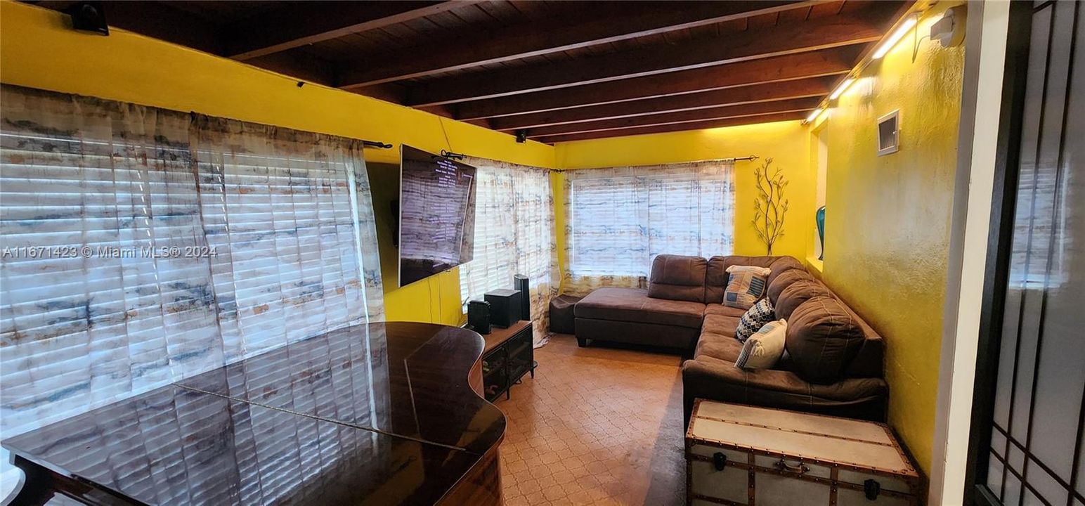 En Venta: $625,000 (2 camas, 1 baños, 1000 Pies cuadrados)