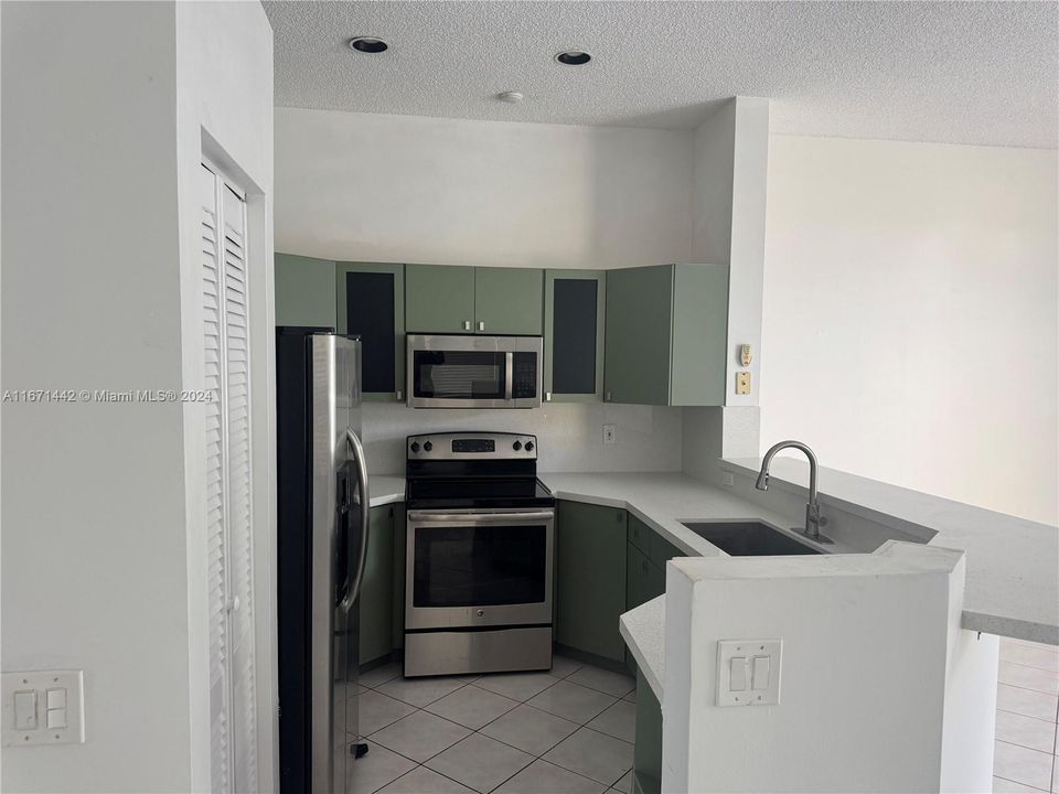 For Rent: $3,700 (3 beds, 2 baths, 1546 Square Feet)