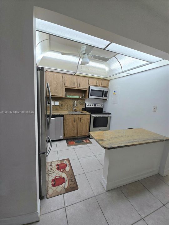 For Sale: $149,999 (1 beds, 1 baths, 960 Square Feet)