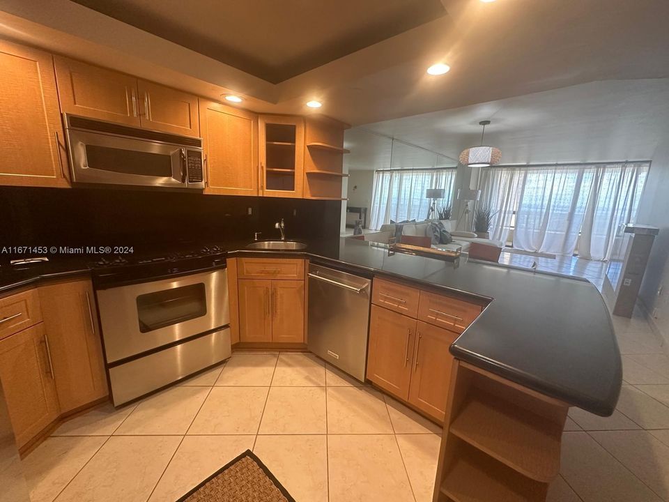 For Rent: $4,000 (1 beds, 1 baths, 848 Square Feet)