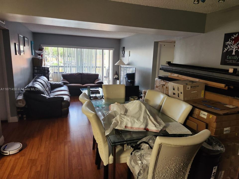 For Rent: $2,300 (2 beds, 2 baths, 950 Square Feet)