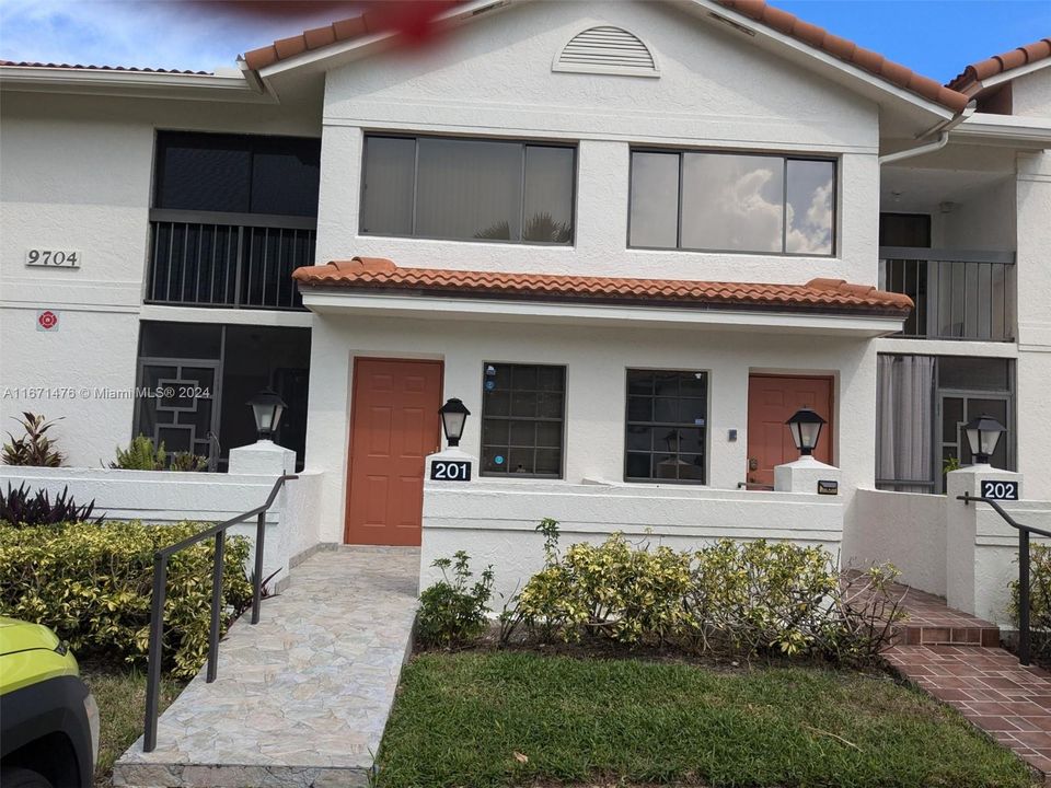 En Venta: $333,000 (2 camas, 2 baños, 1605 Pies cuadrados)