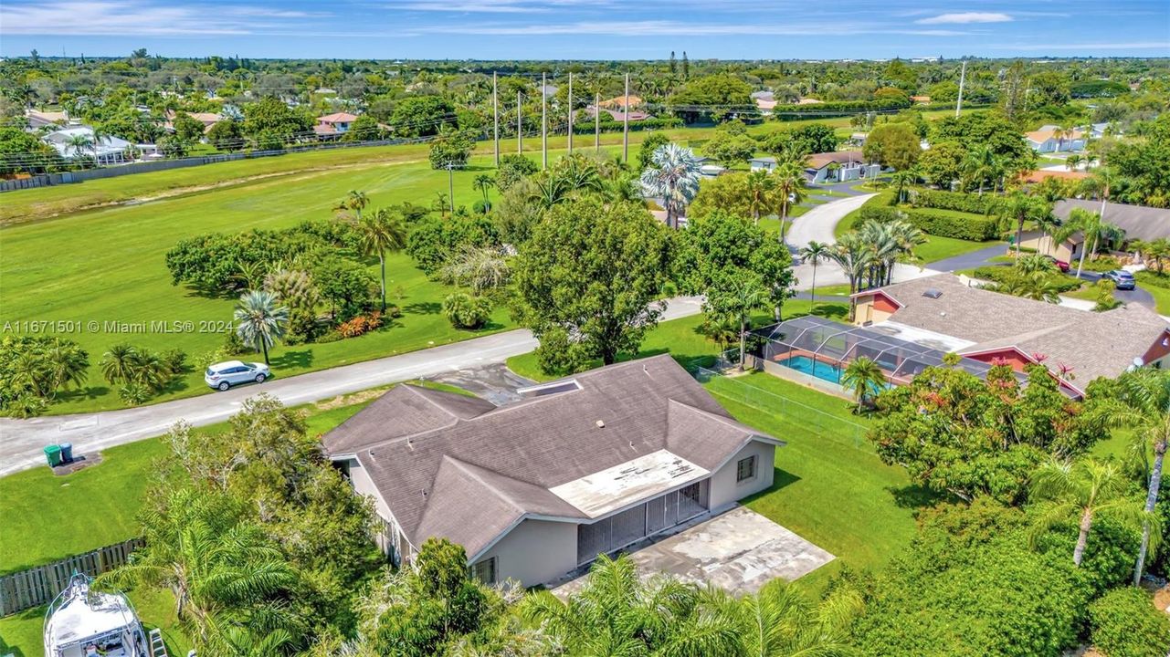 For Sale: $999,999 (3 beds, 2 baths, 2362 Square Feet)