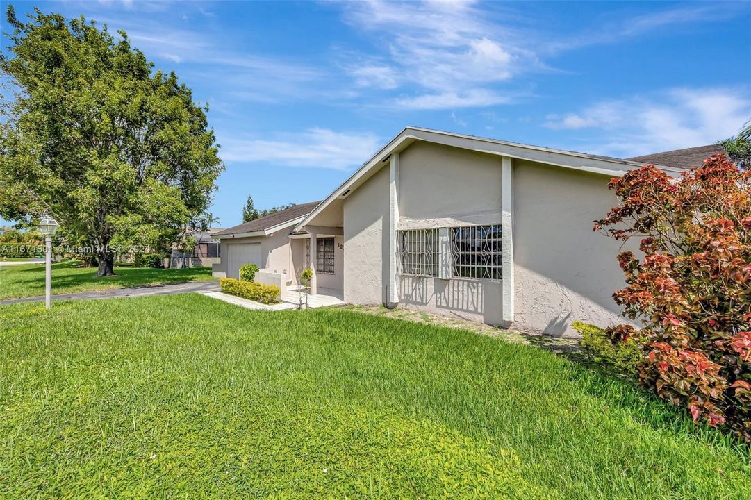 For Sale: $999,999 (3 beds, 2 baths, 2362 Square Feet)