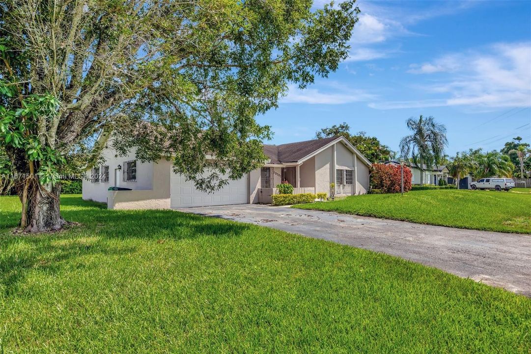 For Sale: $999,999 (3 beds, 2 baths, 2362 Square Feet)