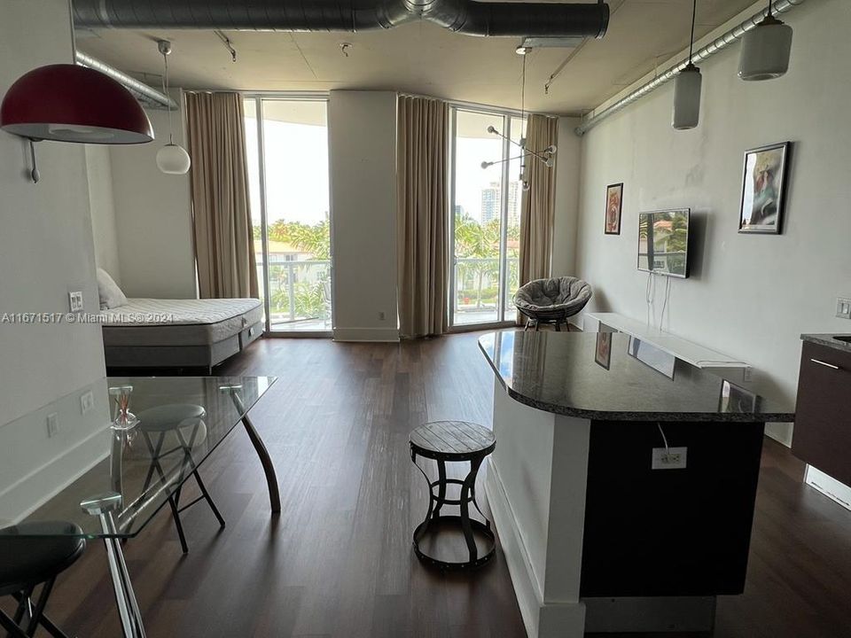 For Rent: $2,750 (1 beds, 2 baths, 816 Square Feet)