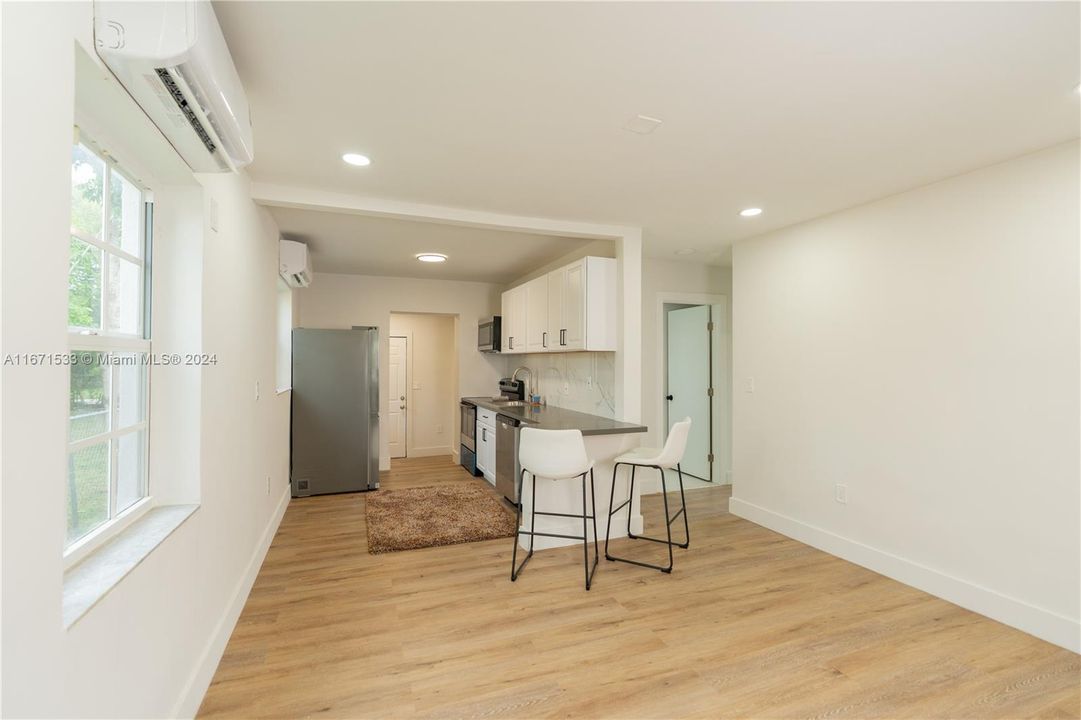 For Sale: $469,900 (2 beds, 1 baths, 872 Square Feet)