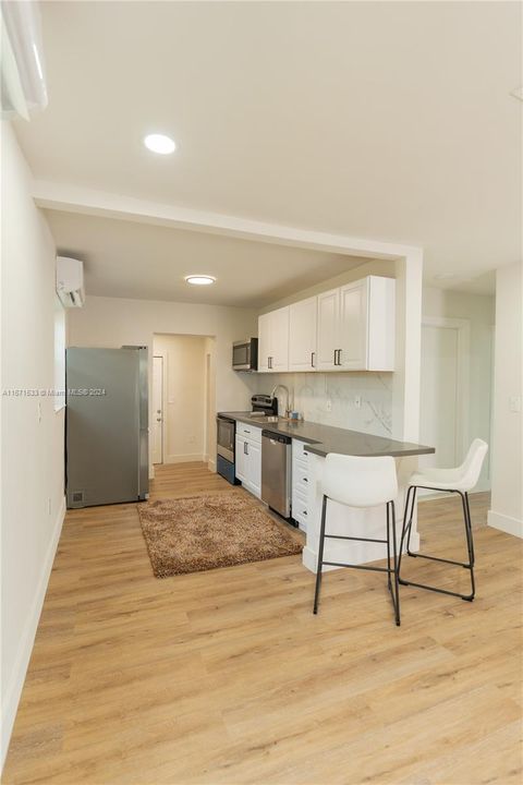 For Sale: $469,900 (2 beds, 1 baths, 872 Square Feet)