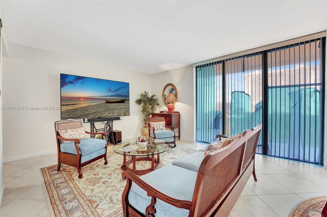 For Sale: $385,000 (2 beds, 2 baths, 1339 Square Feet)