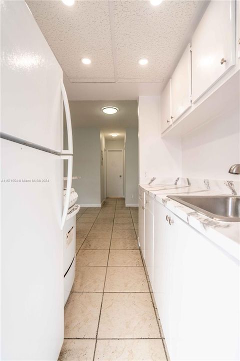 For Rent: $1,900 (1 beds, 1 baths, 725 Square Feet)