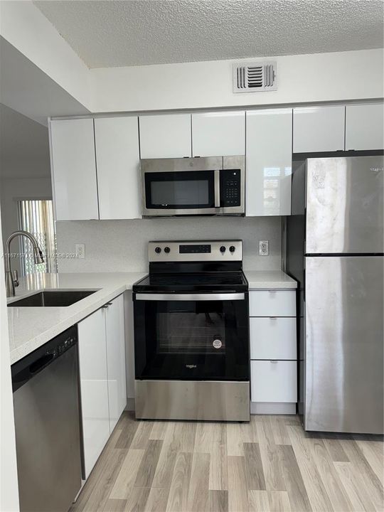 For Rent: $2,250 (2 beds, 2 baths, 1044 Square Feet)