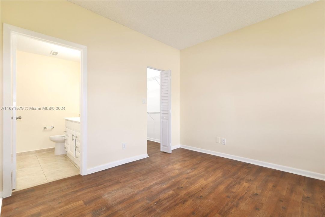 For Sale: $249,000 (2 beds, 2 baths, 807 Square Feet)