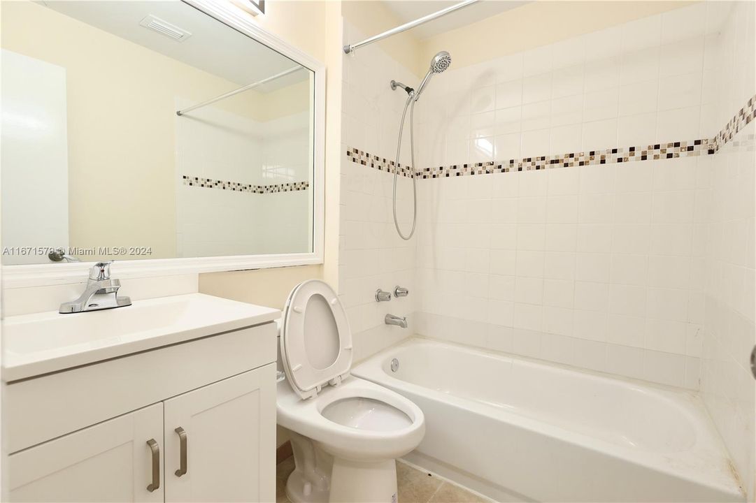 For Sale: $249,000 (2 beds, 2 baths, 807 Square Feet)