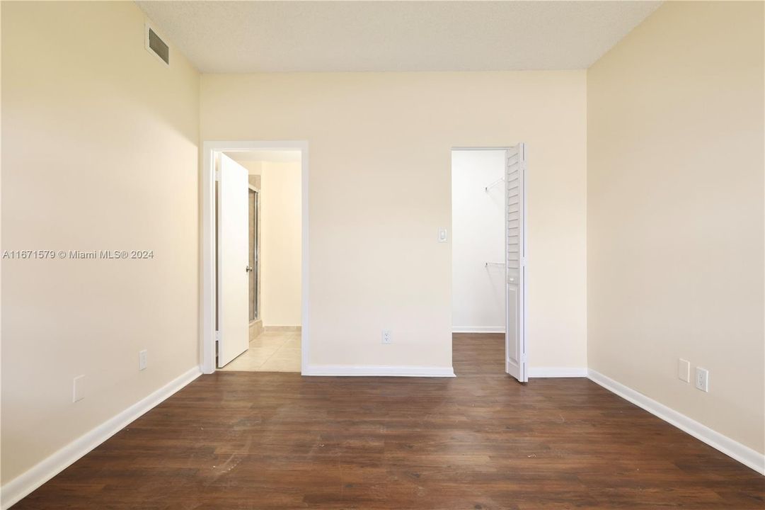 For Sale: $249,000 (2 beds, 2 baths, 807 Square Feet)