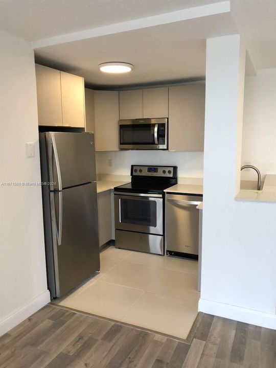 For Sale: $268,900 (2 beds, 2 baths, 914 Square Feet)