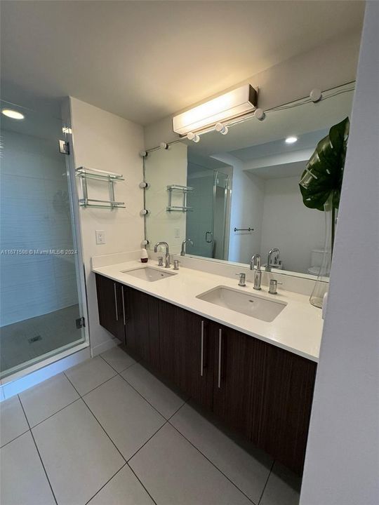 For Rent: $2,650 (1 beds, 2 baths, 989 Square Feet)