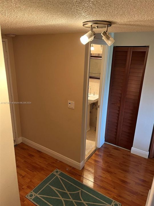 For Rent: $2,400 (1 beds, 1 baths, 715 Square Feet)