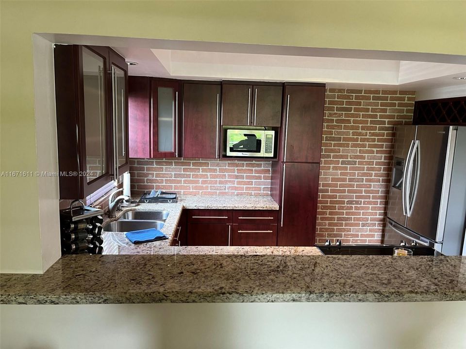 For Rent: $2,400 (1 beds, 1 baths, 715 Square Feet)