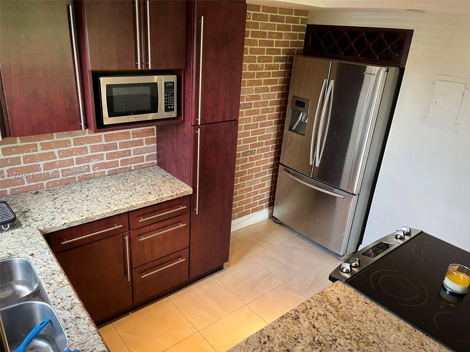 For Rent: $2,400 (1 beds, 1 baths, 715 Square Feet)