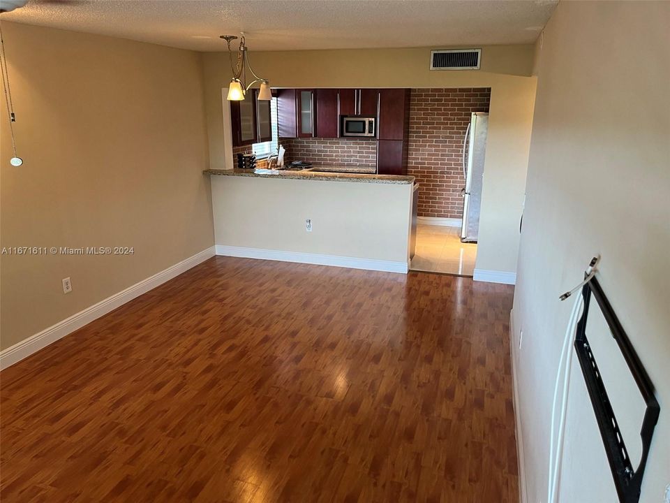 For Rent: $2,400 (1 beds, 1 baths, 715 Square Feet)