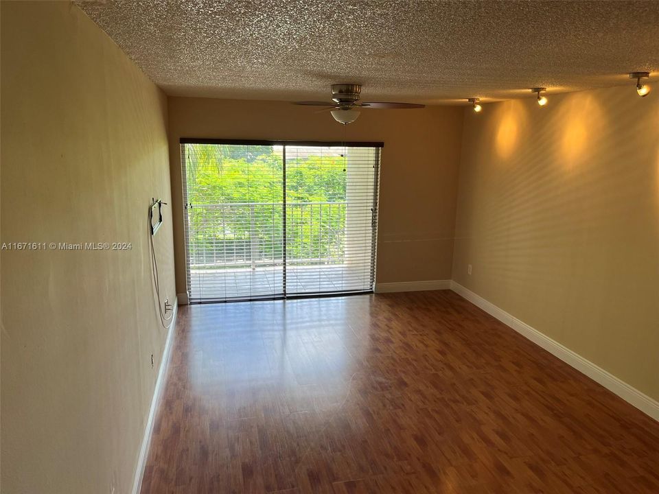 For Rent: $2,400 (1 beds, 1 baths, 715 Square Feet)