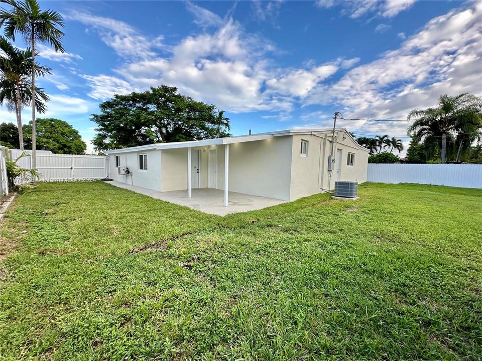 For Sale: $830,000 (3 beds, 3 baths, 2007 Square Feet)