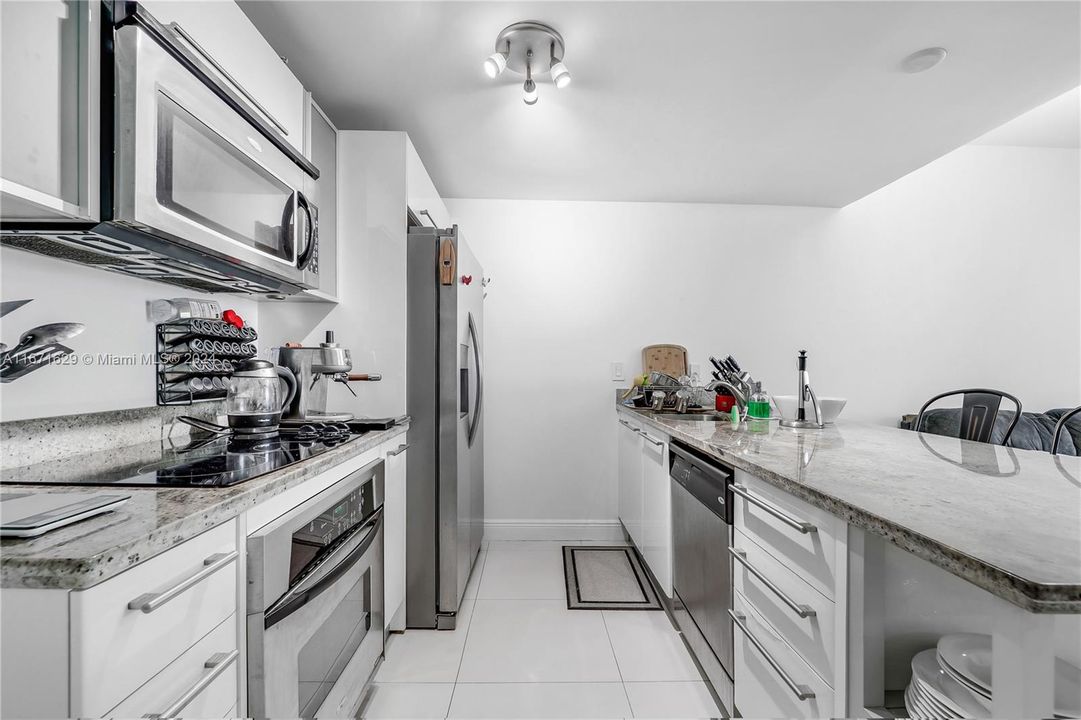 For Sale: $490,000 (1 beds, 1 baths, 783 Square Feet)