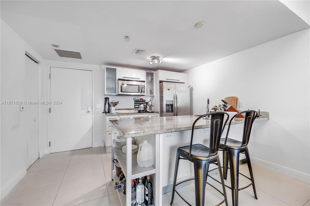 For Sale: $490,000 (1 beds, 1 baths, 783 Square Feet)