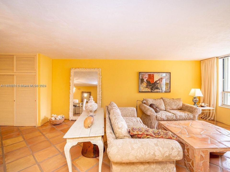 For Sale: $650,000 (1 beds, 1 baths, 1019 Square Feet)