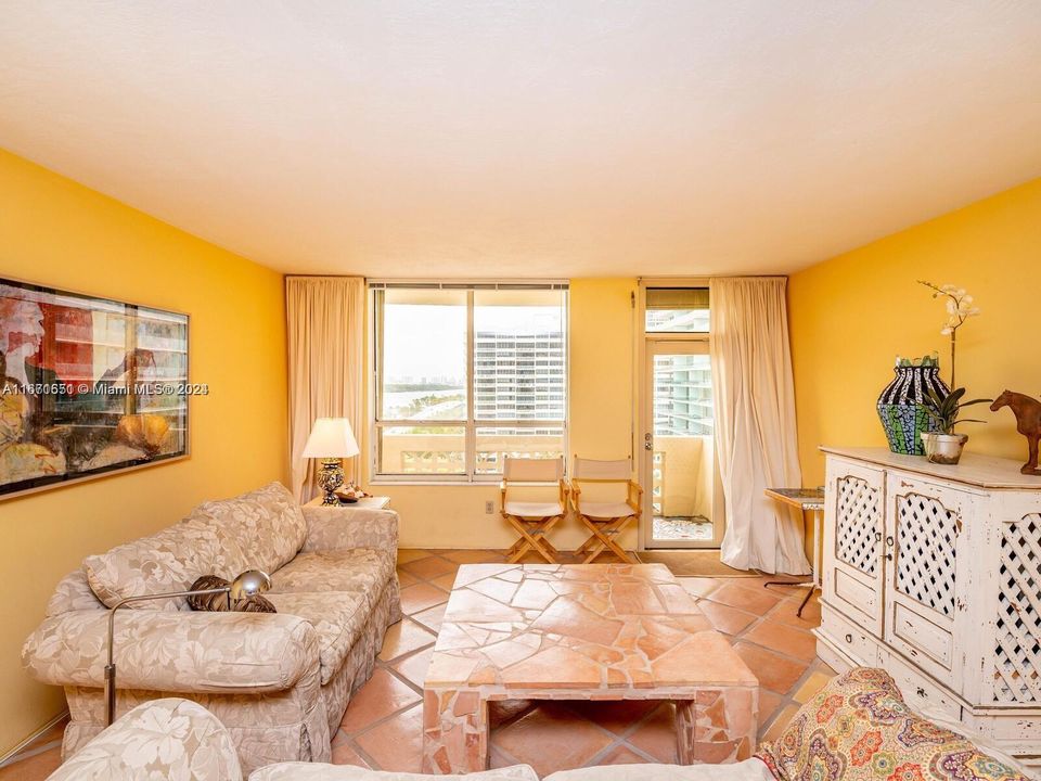 For Sale: $650,000 (1 beds, 1 baths, 1019 Square Feet)