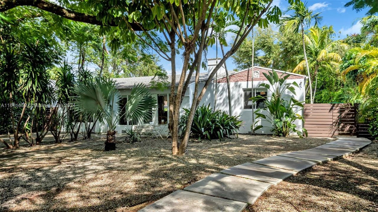 For Sale: $1,970,000 (3 beds, 2 baths, 1939 Square Feet)