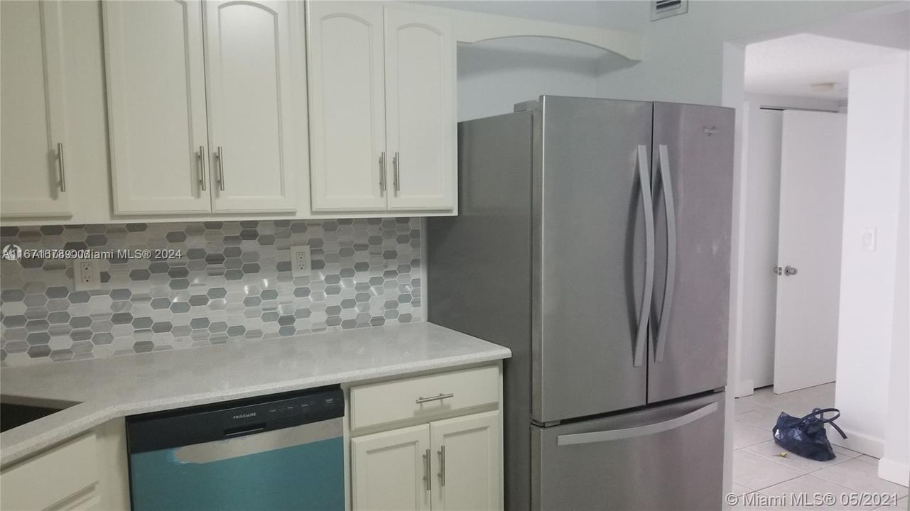 For Rent: $2,600 (1 beds, 1 baths, 887 Square Feet)