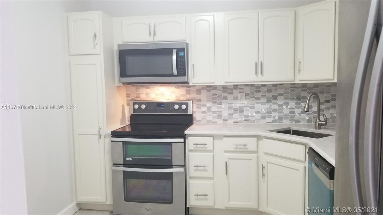 For Rent: $2,600 (1 beds, 1 baths, 887 Square Feet)