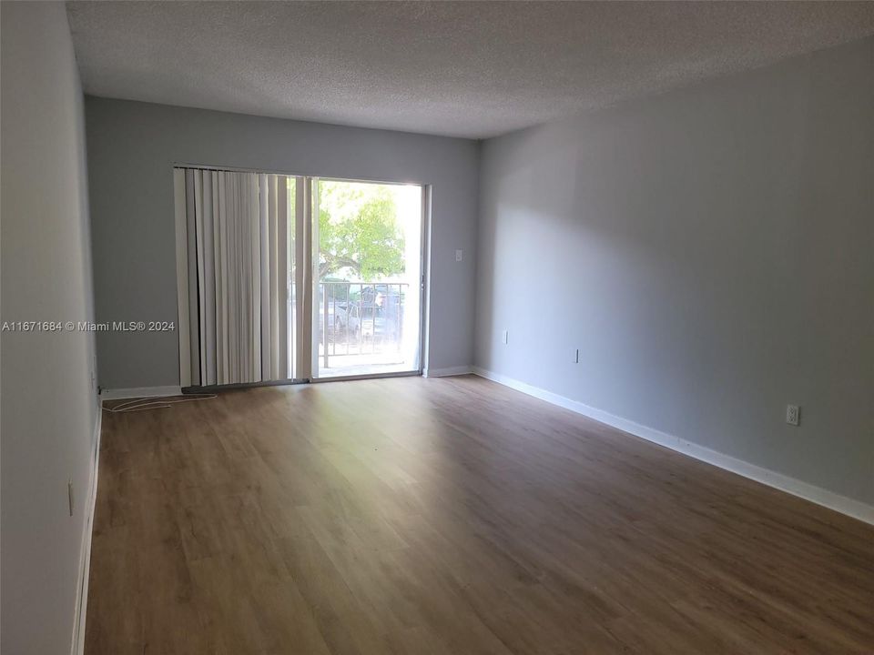 For Sale: $160,000 (1 beds, 1 baths, 816 Square Feet)