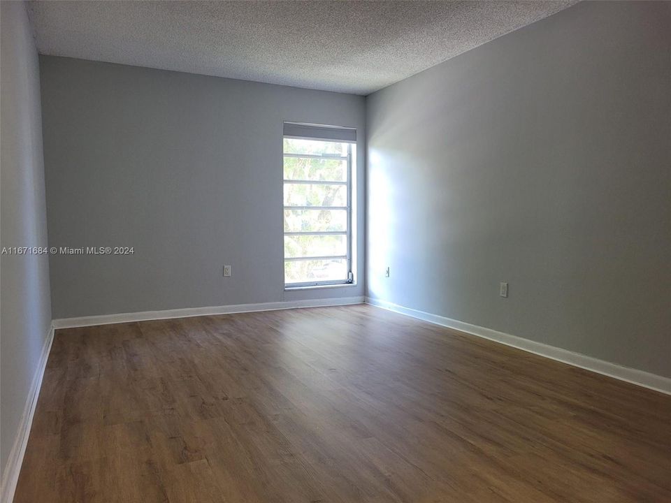 For Sale: $160,000 (1 beds, 1 baths, 816 Square Feet)