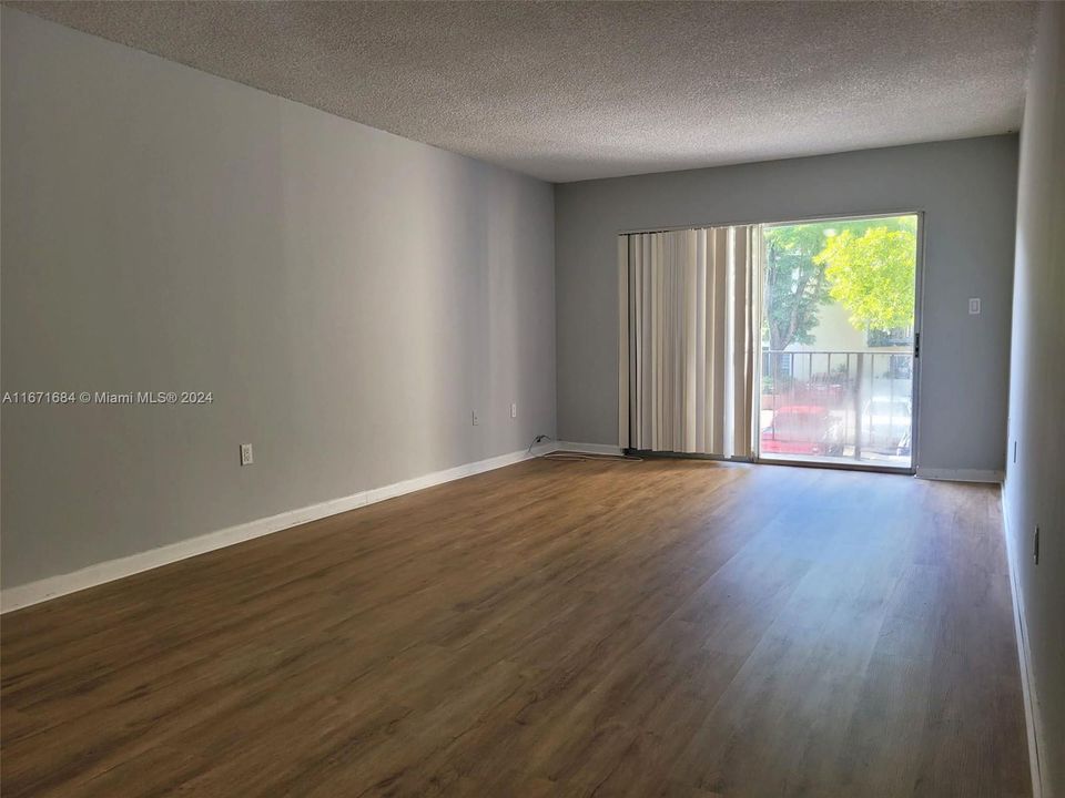 For Sale: $160,000 (1 beds, 1 baths, 816 Square Feet)