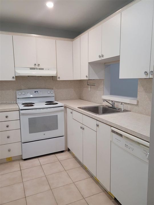 For Sale: $160,000 (1 beds, 1 baths, 816 Square Feet)