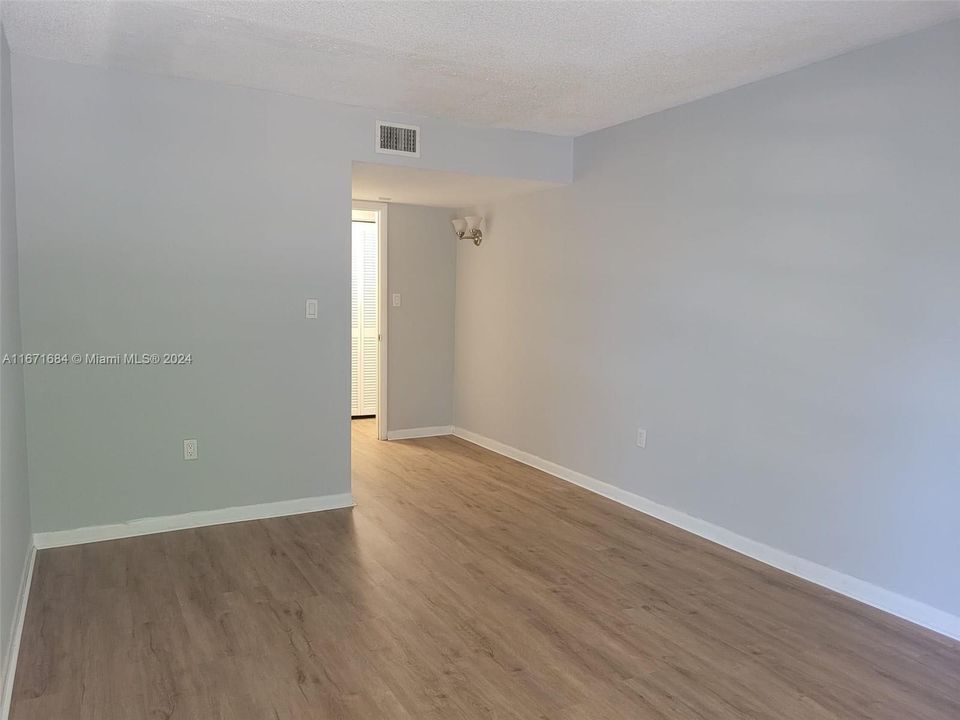 For Sale: $160,000 (1 beds, 1 baths, 816 Square Feet)