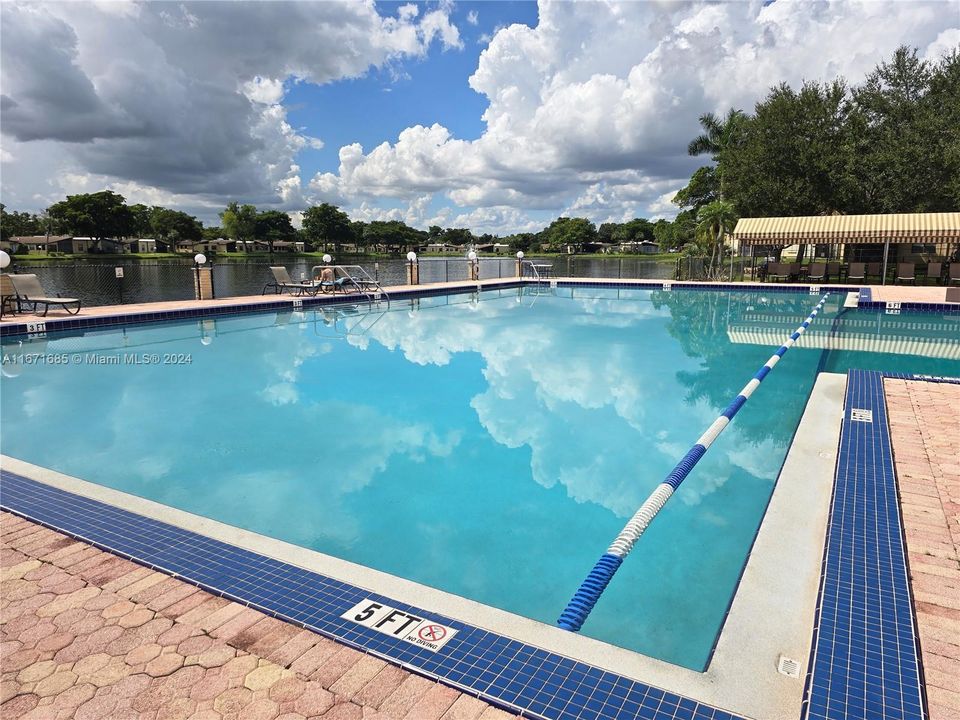 Gorgeous Huge Lakeside Community Private Pool