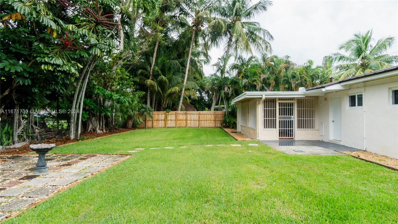 For Sale: $1,175,000 (3 beds, 2 baths, 1305 Square Feet)