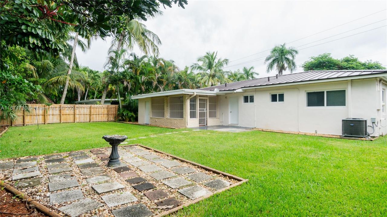 For Sale: $1,175,000 (3 beds, 2 baths, 1305 Square Feet)