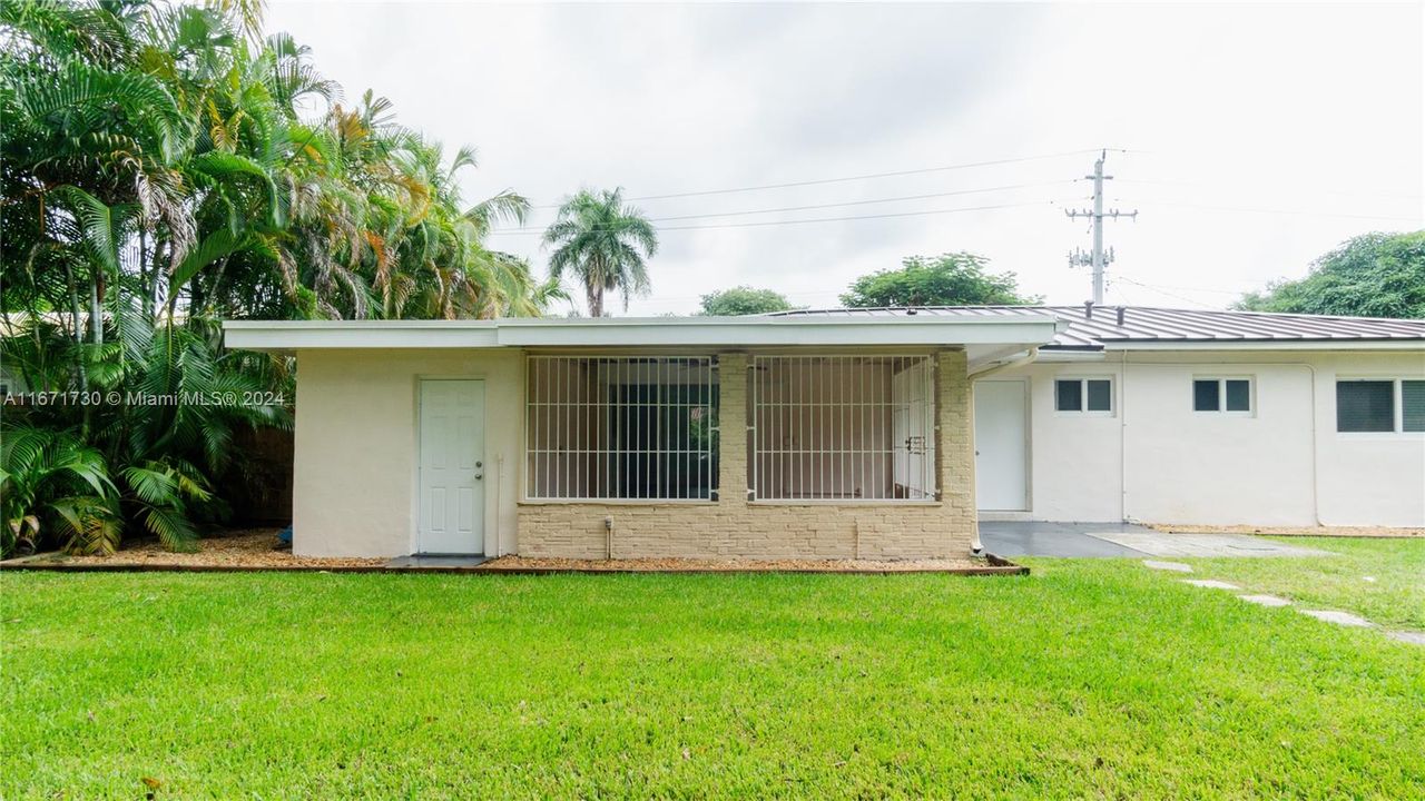 For Sale: $1,175,000 (3 beds, 2 baths, 1305 Square Feet)