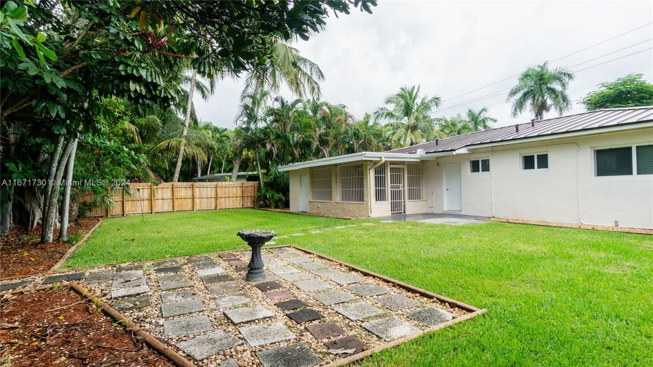 For Sale: $1,175,000 (3 beds, 2 baths, 1305 Square Feet)