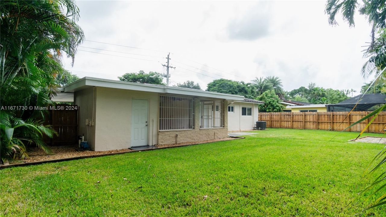 For Sale: $1,175,000 (3 beds, 2 baths, 1305 Square Feet)