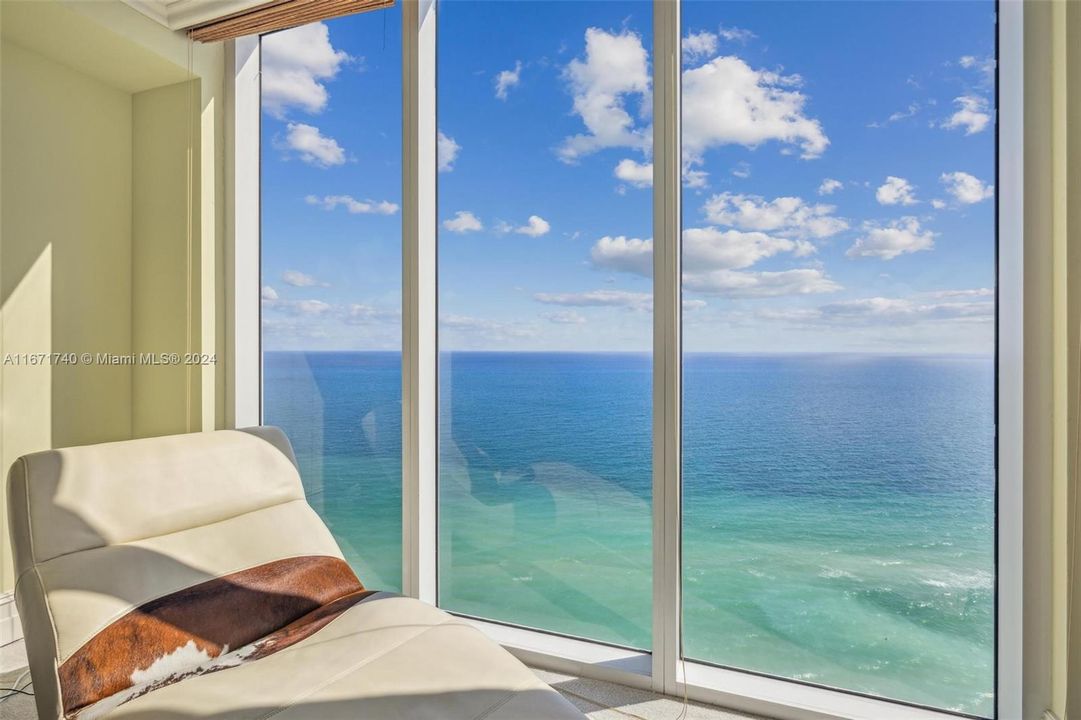 Master Bedroom sitting area w/direct ocean views.