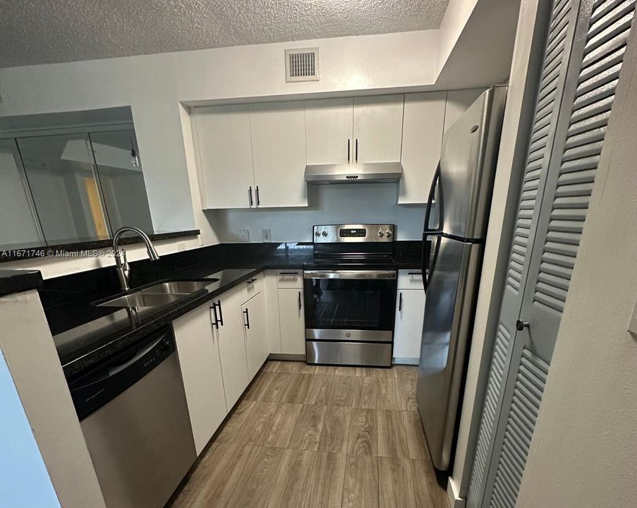 For Rent: $2,500 (2 beds, 2 baths, 983 Square Feet)