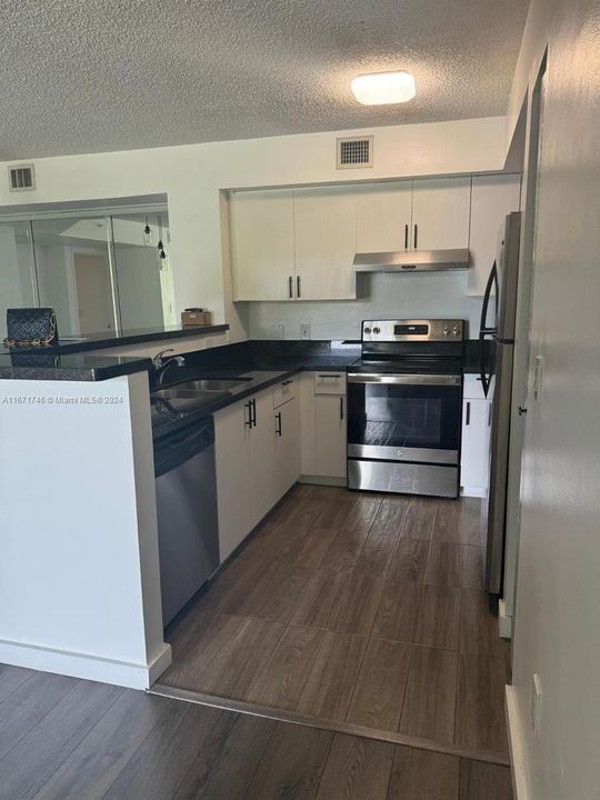 For Rent: $2,500 (2 beds, 2 baths, 983 Square Feet)