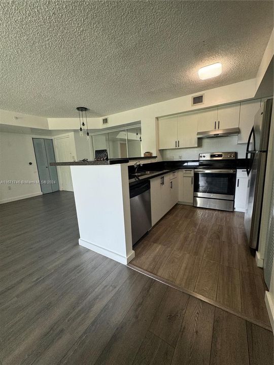 For Rent: $2,500 (2 beds, 2 baths, 983 Square Feet)