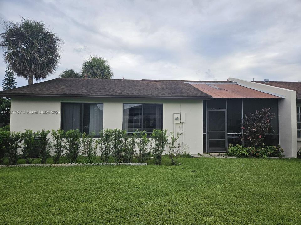 For Sale: $299,000 (2 beds, 2 baths, 948 Square Feet)