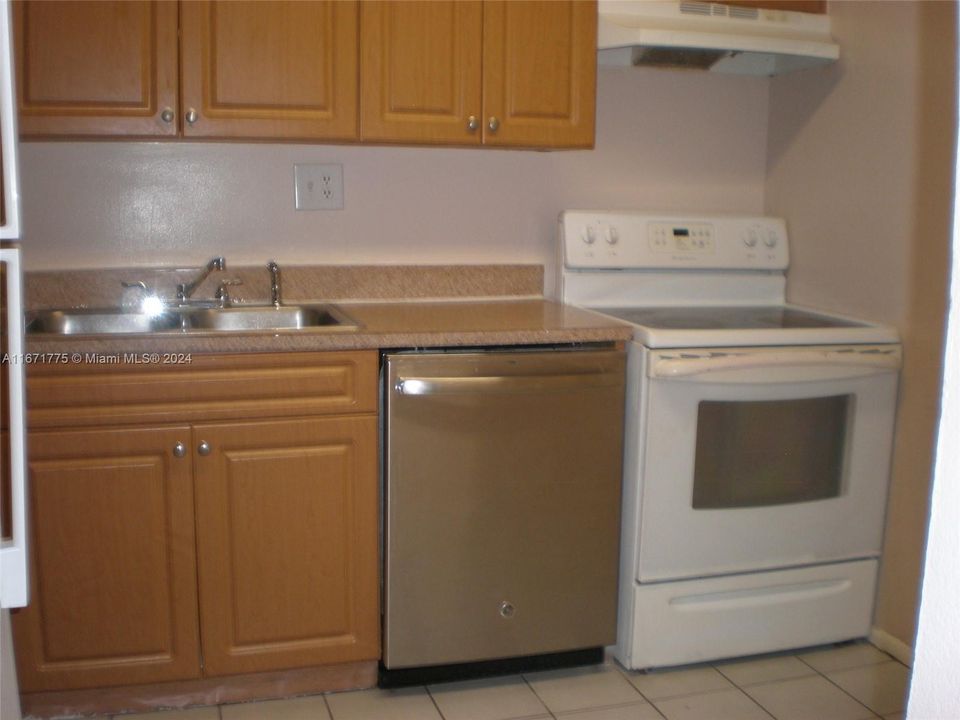 For Rent: $1,850 (2 beds, 2 baths, 949 Square Feet)